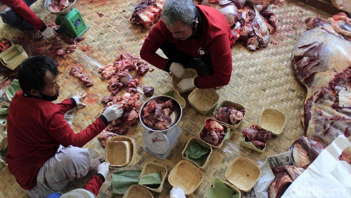 Masjid Al Latief Bandung Distribusikan Daging Kurban Pakai Kurban Panitia kurban Masjid Al Latief Bandung mendistribusikan daging kurban menggunakan wadah dari anyaman bambu atau besek. Hal itu dilakukan untuk mengurangi sampah plastik.