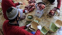 Agar cairan dari daging tak merembes keluar, panitia pun memberikan alas berupa daun pisang di dalamnya.