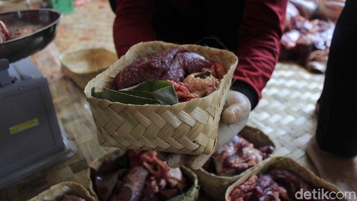Panitia kurban Masjid Al Latief Bandung mendistribusikan daging kurban menggunakan wadah dari anyaman bambu atau besek. Hal itu dilakukan untuk mengurangi sampah plastik.