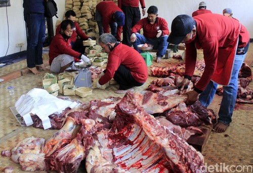 Panitia kurban Masjid Al Latief Bandung mendistribusikan daging kurban menggunakan wadah dari anyaman bambu atau besek. Hal itu dilakukan untuk mengurangi sampah plastik.