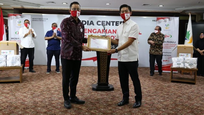 Masker Kemensos untuk Terdampak COVID-19 Menteri Sosial Juliari P Batubara menerima bantuan 75.000 buah masker dari Direktur Utama PT Mulia Knitting Factory (Rider) untuk dibagikan kepada masyarakat melalui Kementerian Sosial di Jakarta.