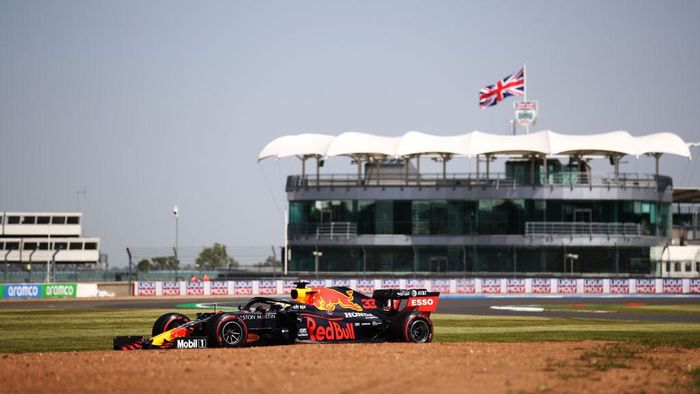 max verstappen gp inggris formula 1 f1 2020 grand prix inggris NORTHAMPTON, ENGLAND - JULY 31: Max Verstappen of the Netherlands driving the (33) Aston Martin Red Bull Racing RB16 on track during practice for the F1 Grand Prix of Great Britain at Silverstone on July 31, 2020 in Northampton, England. (Photo by Bryn Lennon/Getty Images)