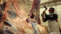 Petugas tampak sibuk memisahkan tulang dan daging hewan kurban.