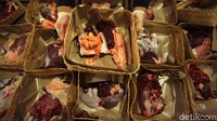 Daging yang telah dipotong kecil-kecil dimasukkan ke besek.