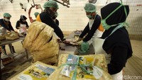 Besek berisi daging kurban ini siap untuk didistribusikan.