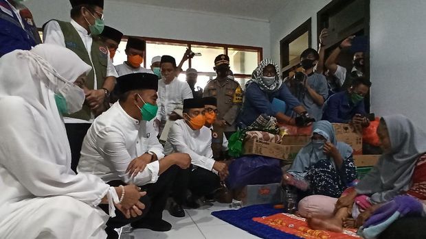 Menko PMK Muhadjir Effendy salurkan hewan kurban ke korban banjir Masamba, Luwu Utara