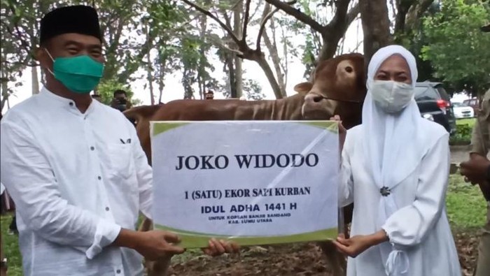 Menko PMK Muhadjir Effendy salurkan hewan kurban ke korban banjir Masamba, Luwu Utara