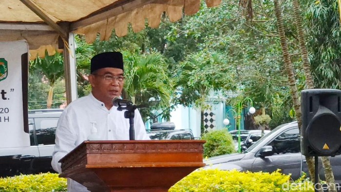 Menko PMK Muhadjir Effendy salat Idul Adha 1441 H bersama pengungsi banjir bandang Masamba di halaman kantor Bupati Luwu Utara (M Riyas/detikcom)
