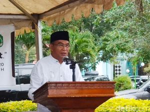 Salat Id Bareng Pengungsi, Menko PMK Ajak Doakan Korban Banjir Masamba
