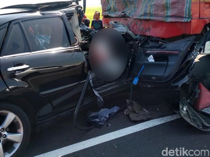 Kecelakaan mobil menyeruduk truk fuso terjadi di Tol Pemalang-Batang, JUmat (31/7/2020) pagi. Seorang penumpang mobil tewas seketika dalam kecelakaan tersebut.