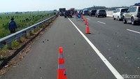 Arus lalu lintas sempat tersendat akibat kecelakaan tersebut.