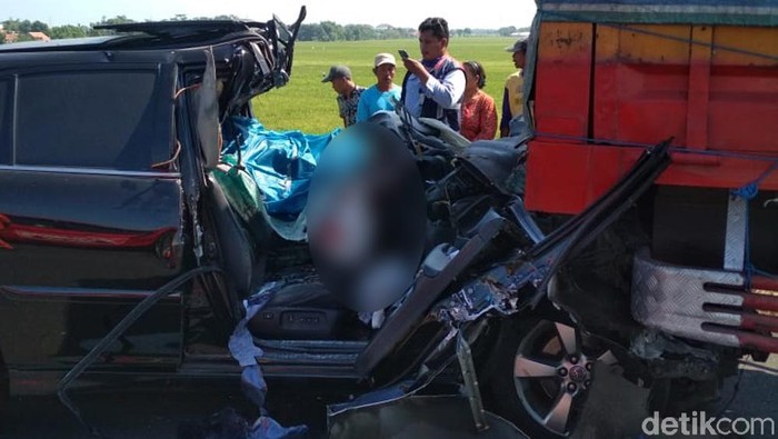 Kecelakaan mobil menyeruduk truk fuso terjadi di Tol Pemalang-Batang, JUmat (31/7/2020) pagi. Seorang penumpang mobil tewas seketika dalam kecelakaan tersebut.
