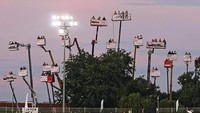  Saat balapan dimulai, awalnya hanya ada tiga crane yang terlihat di luar Stadion Zuzlowy Motor Lublin. Tetapi kemudian jumlah mereka bertambah setiap kali perlombaan digelar.