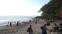 Hari pertama mulai terima turis, Pantai Kuta jadi pilihan favorit. (Angga Riza/detikcom)