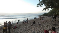 Kebanyakan wisatawan datang untuk menikmati sunset. (Angga Riza/detikcom)
