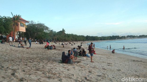 Pantai Kuta Bali ramai wisatawan di hari pertama