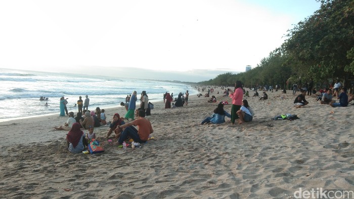 Pantai Kuta Bali ramai wisatawan di hari pertama