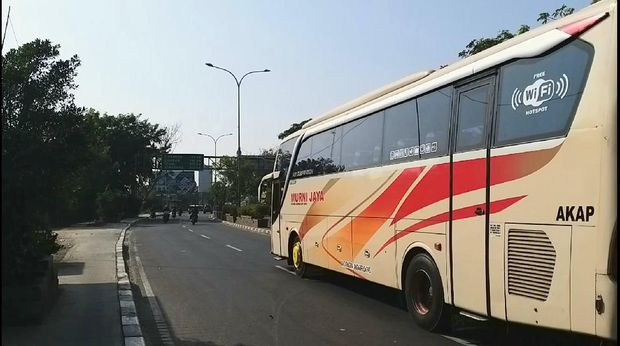Pemudik mulai padati jalur mudik Bekasi, Jumat (31/7/2020).