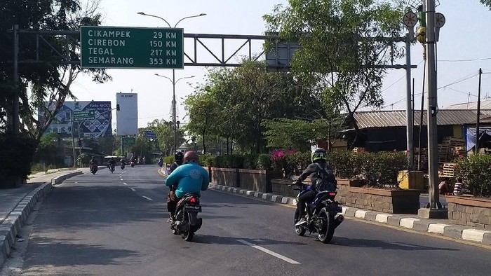 Pemudik mulai padati jalur mudik Bekasi, Jumat (31/7/2020).