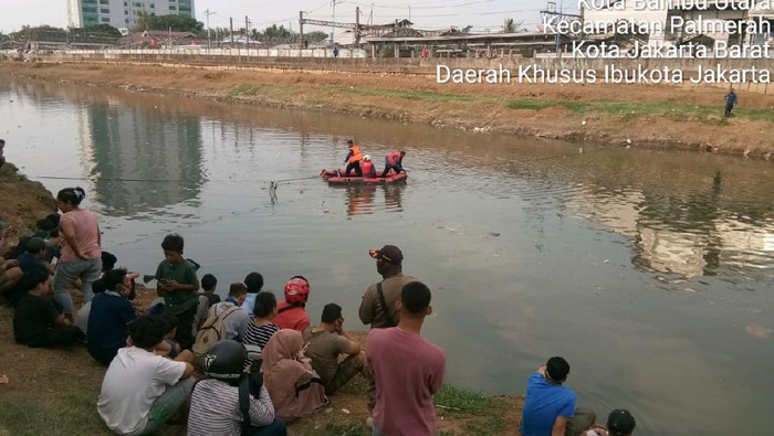 Pencarian bocah yang tenggelam di Kanal Banjir Barat (KBB) daerah Palmerah (dok. Istimewa)