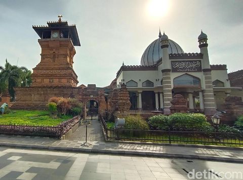 Penyembelihan kerbau sebagai hewan kurban di Kudus, Jumat (31/7/2020).