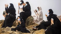Wukuf di Arafah merupakan rukun inti ibadah haji. Untuk itu, seluruh jemaah tetap harus berada di kawasan Arafah pada 9 Zulhijah, minimal sesaat di antara waktu zuhur hingga waktu fajar Hari Raya Idul Adha. Adapun wukuf yang paling utama dan sempurna adalah terus menerus berada di Arafah. Saudi Ministry of Media via AP.