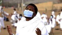 Saat pandemi Corona, protokol COVID-19 diterapkan kala jemaah berkumpul di Padang Arafah. AP Photo.