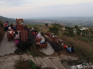 Minum Kopi Sambil Nikmati Senja di Kaki Gunung Ciremai