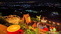 Pihak pengelola juga menyediakan sunrise point dimana pengunjung bisa menyaksikan matahari terbit dari Waja Kopi.(Bima Bagaskara/detikcom)