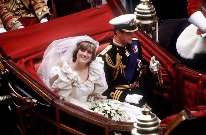 Sesuai tradisi Kerajaan Inggris, Putri Diana dan Pangeran Charles menikmati prosesi naik kereta dari tempat upacara pernikahan ke Istana Buckingham. (Foto: Istimewa)