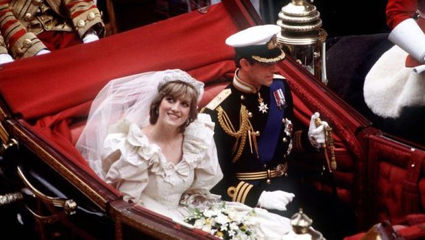 Sesuai tradisi Kerajaan Inggris, Putri Diana dan Pangeran Charles menikmati prosesi naik kereta dari tempat upacara pernikahan ke Istana Buckingham. (Foto: Istimewa)