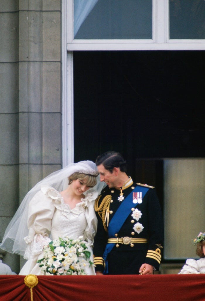 Yang paling terkenal dari Royal Wedding Putri Diana dan Pangeran Charles, yakni foto yang menunjukkan ciuman pertama keduanya sebagai suami-istri di balkon Istana Buckingham. Tapi, foto manis ini menunjukkan keduanya tengah bersandar satu sama lain, bisa dibilang ini sama romantisnya. (Foto: Istimewa)