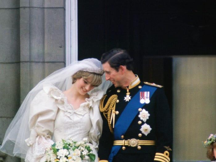 Yang paling terkenal dari Royal Wedding Putri Diana dan Pangeran Charles, yakni foto yang menunjukkan ciuman pertama keduanya sebagai suami-istri di balkon Istana Buckingham. Tapi, foto manis ini menunjukkan keduanya tengah bersandar satu sama lain, bisa dibilang ini sama romantisnya. (Foto: Istimewa)