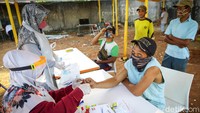 Satu per satu petugas jagal mengikuti rapid test Corona.