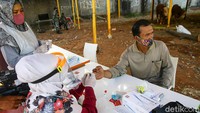 Petugas kesehatan melakukan rapid test terhadap petugas jagal kurban di kawasan Puri Beta, Tangerang, Banten, Jumat (31/7/2020).