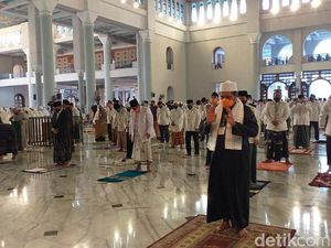 Khusyuknya 5.000 Jemaah Salat Idul Adha di Masjid Al-Akbar Surabaya
