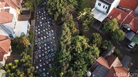 Salat Idul Adha dengan menerapkan jaga jarak. Jadi jemaah menunaikan salat dengan menempati kotak yang telah disedikan oleh pihak masjid.