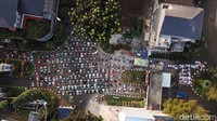 Barisan saf jemaah salat tampak hingga ke jalanan.