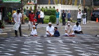 Tanda kotak ini dibuat agar jemaah tidak berdekatan atau bersentuhan secara fisik saat menunaikan salat Idul Adha.