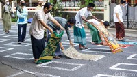 Warga datang dengan membawa peralatan salat sendiri.