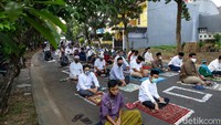 Selain jaga jarak, warga juga memakai masker dalam melaksanakan salat Idul Adha.