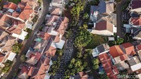 Umat Islam salat Idul Adha di jalanan kawasan Masjid Jami Al Ihsan Puri Beta 1, Tangerang, Banten.