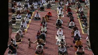 Umat muslim melaksanakan salat Idul Adha di Masjid Raya Annur Pekanbaru, Riau, Jumat (31/7/2020). Masjid Raya Annur Pekanbaru menggelar salat Idul Adha dengan menerapkan protokol kesehatan guna mencegah penyebaran COVID-19. Antara Foto/Rony Muharrman.