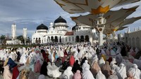 Seperti Masjid Agung Jawa Tengah, masjid ini juga punya paying raksasa otomatis yang dapat dibuka-tutup. Selain karena keindahannya, masjid ini juga dikenal karena bertahan ketika dilanda tsunami pada tahun 2006. ANTARA FOTO/Irwansyah Putra  
