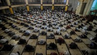 Umat Islam melaksanakan salat Idul Adha di Masjid Raya Bandung, Jawa Barat. Masjid Raya Bandung menggelar salat Idul Adha dengan menerapkan protokol kesehatan seperti jaga jarak serta wajib mengenakan masker guna mencegah penyebaran COVID-19. Antara Foto/Raisan Al Farisi.