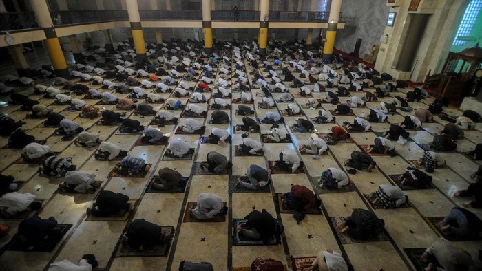 Umat muslim melaksanakan shalat Idul Adha di Masjid Raya Bandung, Jawa Barat, Jumat (31/7/2020). Masjid Raya Bandung menggelar shalat Idul Adha secara berjamaah dengan menerapkan protokol kesehatan seperti jaga jarak serta wajib mengenakan masker guna mencegah penyebaran COVID-19. ANTARA FOTO/Raisan Al Farisi