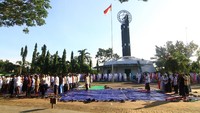 Salat Idul Adha juga berlangsung di kawasan Tugu Khatulistiwa, Pontianak, Kalimantan Barat. Antara Foto/Jessica Helena Wuysang.