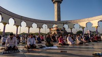 Masjid Agung Jawa Tengah (MAJT) menggelar salat Idul Adha 1441 Hijriah dengan menerapkan protokol kesehatan. Jemaah diwajibkan mengenakan masker, membawa sajadah pribadi, serta menjaga jarak saf sesuai anjuran Dewan Masjid Indonesia guna mencegah penyebaran COVID-19. Antara Foto/Aji Styawan.