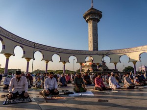 Apakah Sholat Sah Jika Tidak Pakai Sajadah?