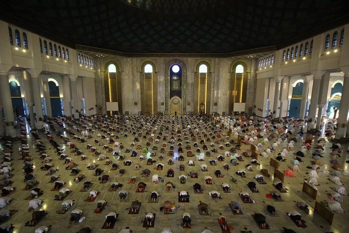 Umat muslim melaksanakan shalat Idul Adha di Masjid Al Akbar, Surabaya, Jawa Timur, Jumat (31/7/2020). Pelaksanaan shalat Idul Adha di masjid tersebut menerapkan protokol kesehatan secara ketat seperti pengecekan suhu tubuh, penggunaan masker, pengaturan jarak serta pengurangan jumlah jamaah yang biasanya mencapai 40.000 orang menjadi 5.000 jamaah. ANTARA FOTO/Moch Asim